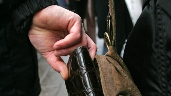 VIDEO | Recomandările polițiștilor pentru a vă feri de hoți și șarlatani