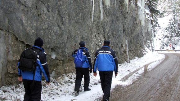 Sfaturi de la jandarmii montani pentru evitarea atacurilor urşilor Sfaturi de la jandarmii montani pentru evitarea atacurilor urşilor