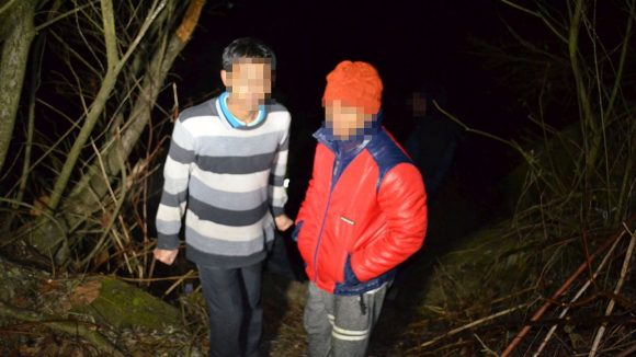 Video | Doi adolescenți din Bangladesh care voiau în Schengen, prinși la graniță