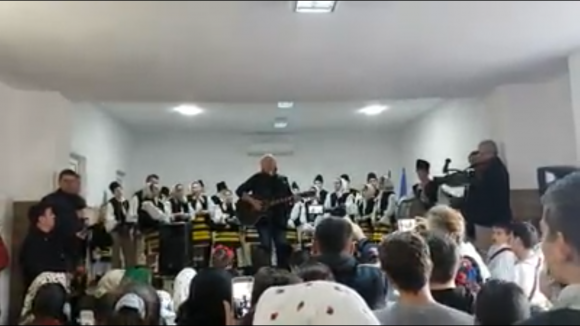 VIDEO | Moment special – Ștefan Hrușcă a colindat în Ieud
