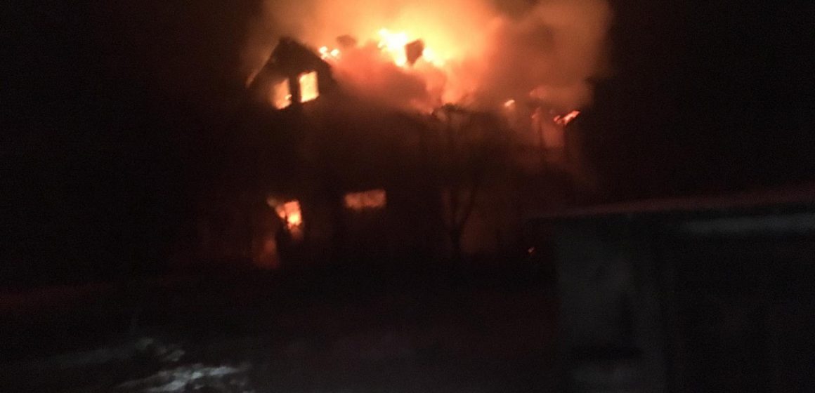 FOTO | Incendiu la Cicîrlău. Ard o casă şi un garaj