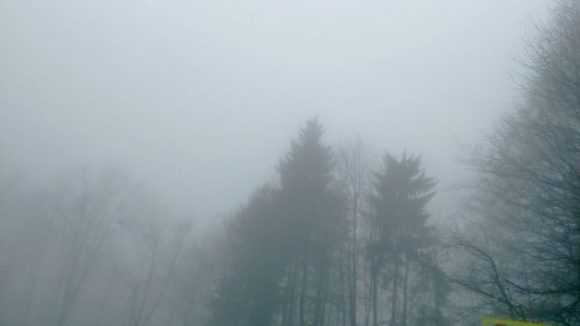 Vizibilitate redusă de ceață, sub 100 de metri, în Pasul Prislop