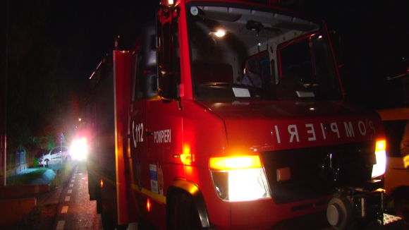 Incendiu la acoperişul unui bloc din Sighet