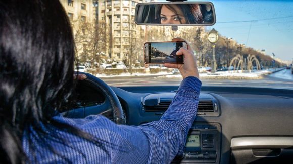 VIDEO | Un proiect legislativ, pus în dezbatere publică, prevede interzicerea, în timpul mersului, a ținerii în mână sau folosirii cu mâinile în orice mod nu numai a telefonului mobil