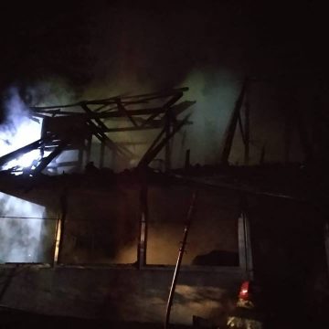 O casă a fost cuprinsă de flăcări în Hărnicești