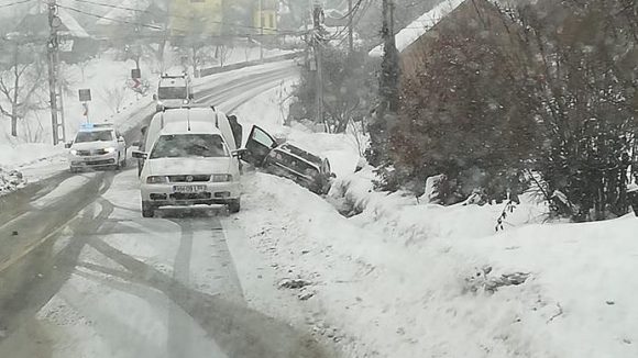 O mașină a ajuns în șanț la Șișești
