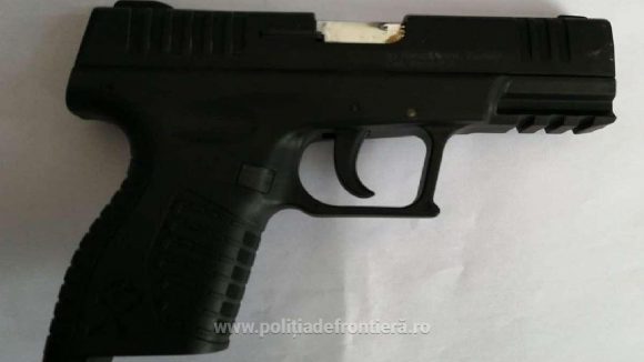 VIDEO | Prins cu pistolul în portieră