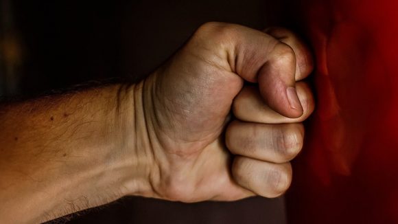 Video|Două femei s-au luat la harță în biserică, după care s-a lăsat cu bătaie
