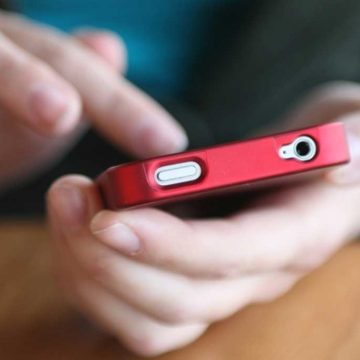 June fără minte: i-a plăcut un telefon, așa că l-a furat