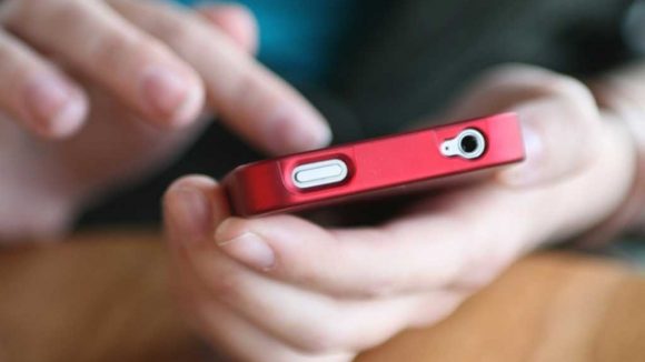 June fără minte: i-a plăcut un telefon, așa că l-a furat
