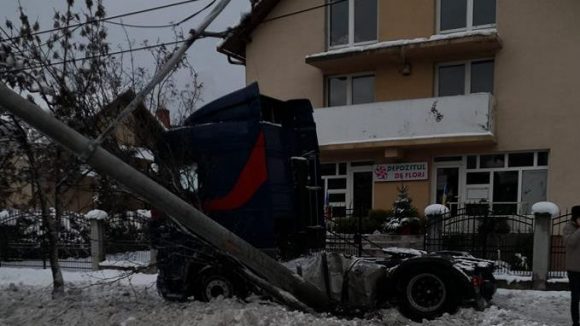 Accident cu stâlp rupt Accident cu stâlp rupt