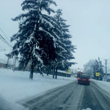 Aproape 300 de tone de material antiderapant, utilizate pentru drumurile județene Aproape 300 de tone de material antiderapant, utilizate pentru drumurile județene