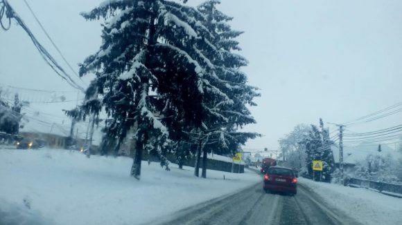 Aproape 300 de tone de material antiderapant, utilizate pentru drumurile județene