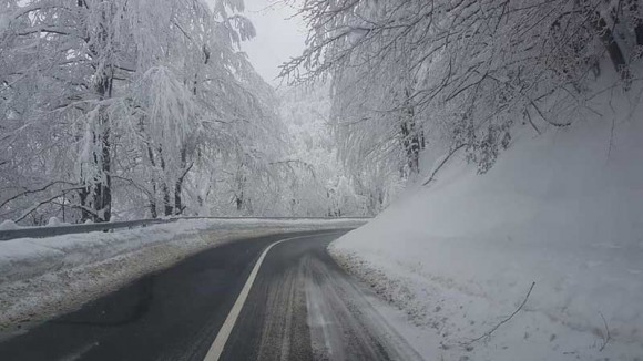 VIDEO | Se mentine avertizarea producerii de avalansa in Muntii Maramuresului VIDEO | Se mentine avertizarea producerii de avalansa in Muntii Maramuresului