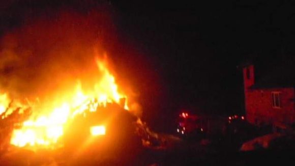 Incendiu în Răzoare. O magazie a fost făcută scrum