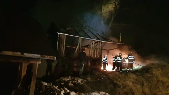 FOTO | Şopron de fân mistuit de foc, la Bârsana FOTO | Şopron de fân mistuit de foc, la Bârsana