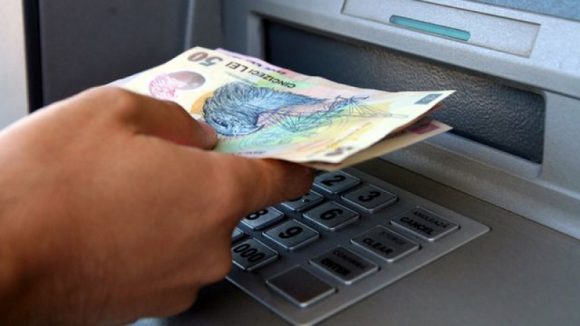 A găsit niște bani uitați la bancomat și i-a luat, ca și cum erau ai lui