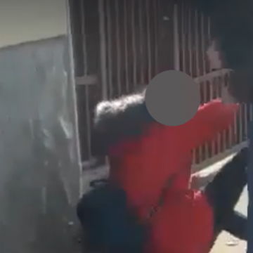 VIDEO | Scene șocante pe stradă în Sighet: bătaie între două adolescente