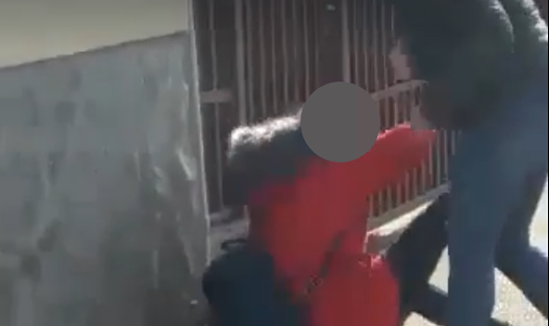 VIDEO | Scene șocante pe stradă în Sighet: bătaie între două adolescente VIDEO | Scene șocante pe stradă în Sighet: bătaie între două adolescente