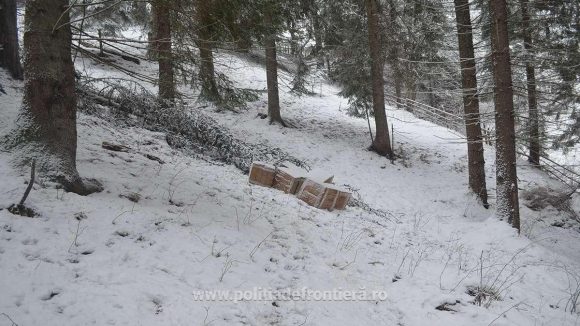 Au fugit în Ucraina şi au abandonat baxurile cu ţigări Au fugit în Ucraina şi au abandonat baxurile cu ţigări