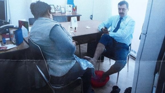 Directorul care punea femeia de serviciu să-i facă pedichiura a fost pedepsit cu funcția de adjunct Directorul care punea femeia de serviciu să-i facă pedichiura a fost pedepsit cu funcția de adjunct