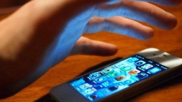 Menajera hoață: i-a dereticat prin casă și l-a ușurat de un telefon de 1000 de euro Menajera hoață: i-a dereticat prin casă și l-a ușurat de un telefon de 1000 de euro