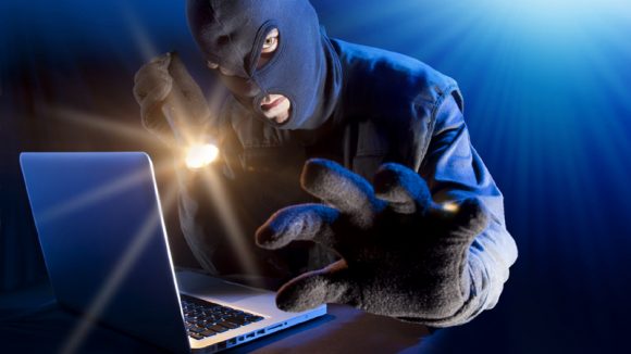VIDEO | A furat un laptop și a fost prins, dar a scăpat basma curată