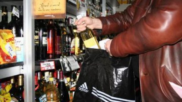 A luat produse dintr-un magazin și a dat să plece fără să le plătească