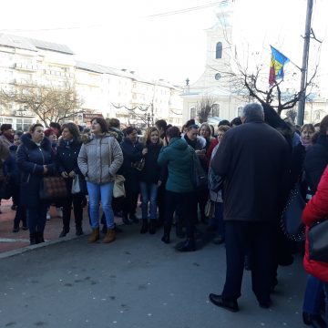 GALERIE FOTO | Actualizare – Protest al asistenților medicali și personalului auxiliar, cu scandări ”Vrem salarii” și ”Jos primarul!” GALERIE FOTO | Actualizare – Protest al asistenților medicali și personalului auxiliar, cu scandări ”Vrem salarii” și ”Jos primarul!”