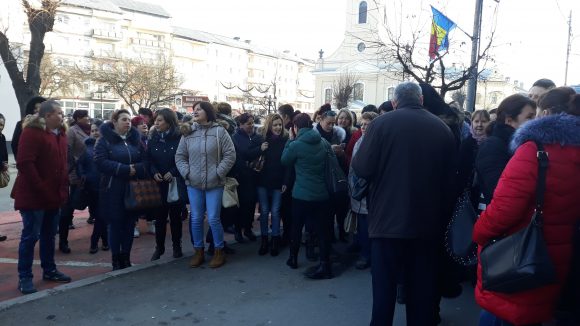 GALERIE FOTO | Actualizare – Protest al asistenților medicali și personalului auxiliar, cu scandări ”Vrem salarii” și ”Jos primarul!”