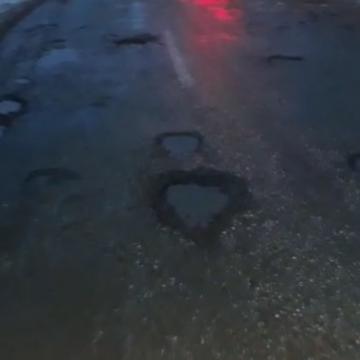 Video|S-a topit zăpada, au apărut gropile