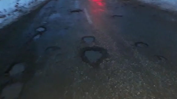Video|S-a topit zăpada, au apărut gropile Video|S-a topit zăpada, au apărut gropile