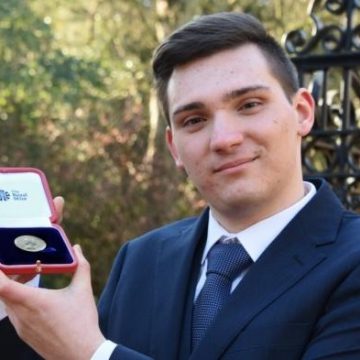 Tânăr român, premiat de Regina Marii Britanii Tânăr român, premiat de Regina Marii Britanii
