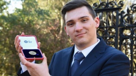 Tânăr român, premiat de Regina Marii Britanii Tânăr român, premiat de Regina Marii Britanii