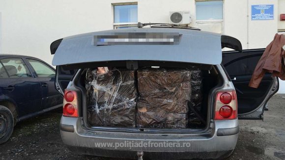 Aproape 6.000 de pachete de țigări confiscate dintr-un autoturism
