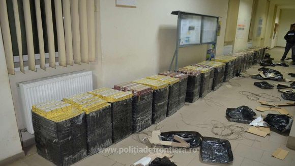 VIDEO | Aproape 62.000 de pachete cu țigări confiscate, iar doi bărbați sunt cercetați pentru contrabandă