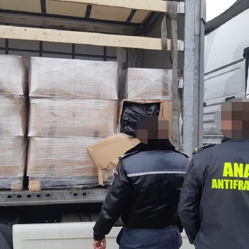 VIDEO & GALERIE FOTO | A încercat să iasă din țară cu o tonă de tutun pe care l-a ascuns printre detergenți