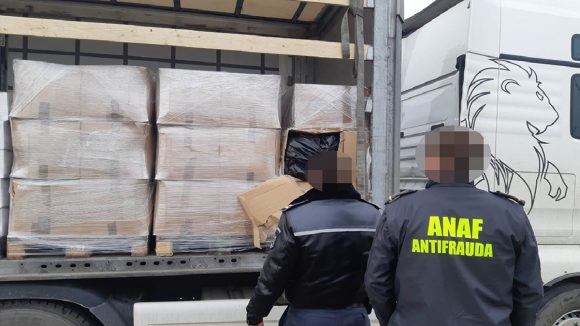 VIDEO & GALERIE FOTO | A încercat să iasă din țară cu o tonă de tutun pe care l-a ascuns printre detergenți VIDEO & GALERIE FOTO | A încercat să iasă din țară cu o tonă de tutun pe care l-a ascuns printre detergenți