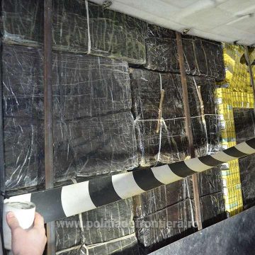 VIDEO | Mii de pachete cu țigări de contrabandă ticsite în peretele dublu al unei autoutilitare