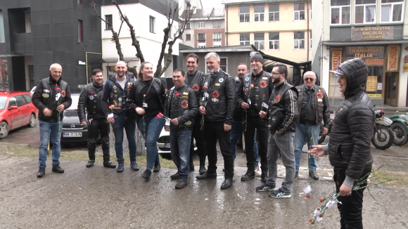 Motocicliștii de la Border Riders au dăruit flori sighetencelor
