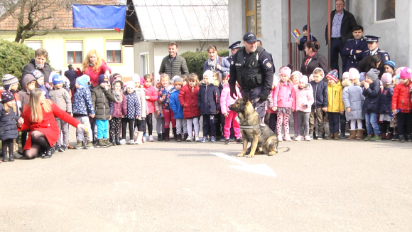 VIDEO | Polițiștii maramureșeni, felicitați de ziua lor de sute de copii