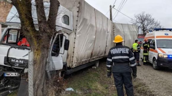 Video|S-a izbit cu tirul de un copac Video|S-a izbit cu tirul de un copac