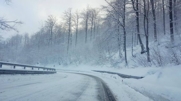 Vizibilitate redusa de ninsoare viscolita, sub 100 de metri, pe DN 18, in Pasul Prislop