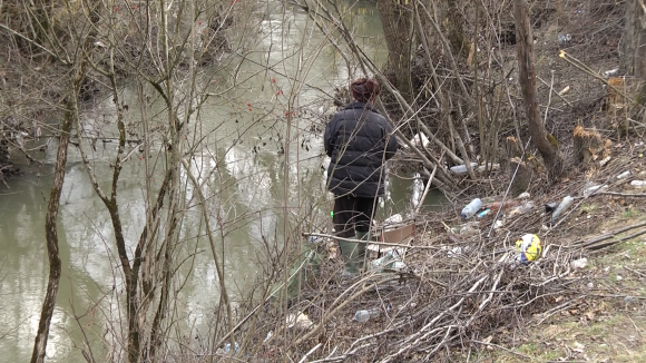 Video|La pescuit printre gunoaie sau cum e cu lipsa de civilizație