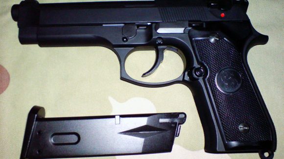 Și-a cumpărat pistol de pe net, iar acum trage. Trage ponoasele
