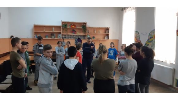 Poliţiştii reactivează „Curajul civic” în școlile din Maramureș Poliţiştii reactivează „Curajul civic” în școlile din Maramureș