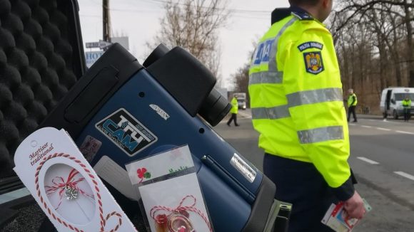 GALERIE FOTO & VIDEO | Cu mărțișoarele în trafic