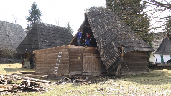 Video|Acoperișurile a două case din lemn de la Muzeului Satului s-au prăbușit