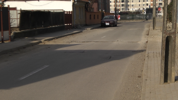 VIDEO | Se iau măsuri după ce firmele care au spart străzile pentru introducerea gazului au lăsat șanțurile acoperite cu pământ