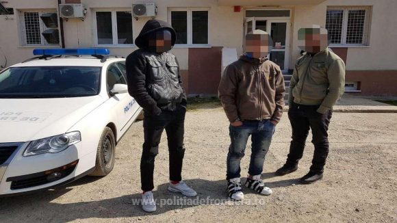 Trei africani reținuți după ce au trecut ilegal granița din Ucraina în România Trei africani reținuți după ce au trecut ilegal granița din Ucraina în România